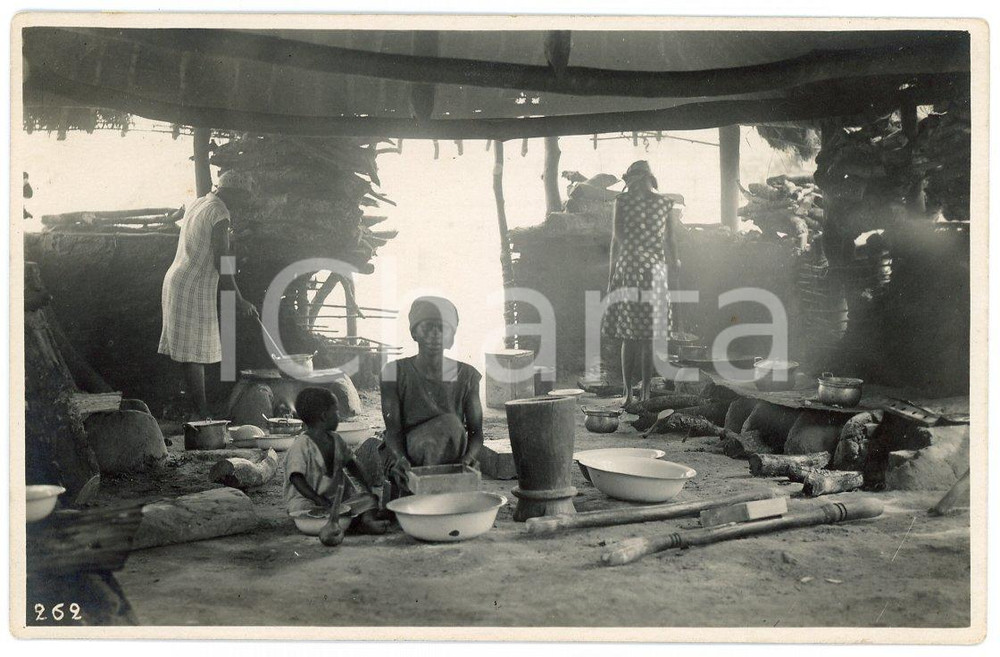 1930 ca CONGO BELGE Mère et fils dans une hutte - Photo Léopold GABRIEL 262 Fotografia originale d'epoca, con timbro del fotografo al verso.FOTOGRAFO: L&eacute;opold Gabriel - Panda - Katanga  GOOD/buono  Formato: 14x9 cm originale e autentica 1