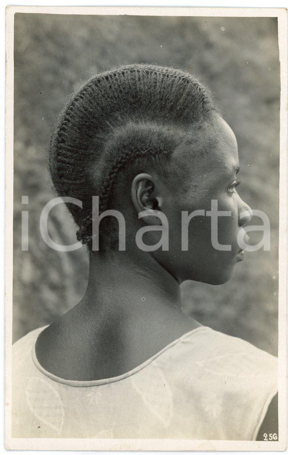 1930 ca CONGO BELGE - KATANGA - Coiffure de femme - Photo Léopold GABRIEL 256 Fotografia originale d'epoca, con timbro del fotografo al verso.FOTOGRAFO: L&eacute;opold Gabriel - Panda - Katanga  GOOD/buono  Formato: 9x14 cm originale e autentica 1