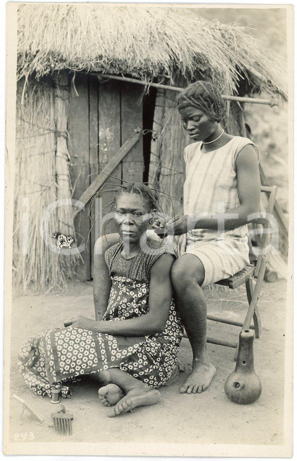 1930 ca CONGO BELGE - KATANGA - Coiffure de femmes - Photo Léopold GABRIEL Fotografia originale d'epoca, con timbro del fotografo al verso.N&deg; 243.FOTOGRAFO: L&eacute;opold Gabriel - Elisabethville  GOOD/buono  Formato: 9x14 cm originale e autentica 1