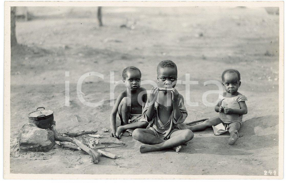 1930 ca CONGO BELGE - Enfant joue de l'harmonica - Photo Léopold GABRIEL 242 Fotografia originale d'epoca, in formato cartolina postale.FOTOGRAFO: L&eacute;opold Gabriel - Elisabethville  GOOD/buono  Formato: 14x9 cm originale e autentica 1