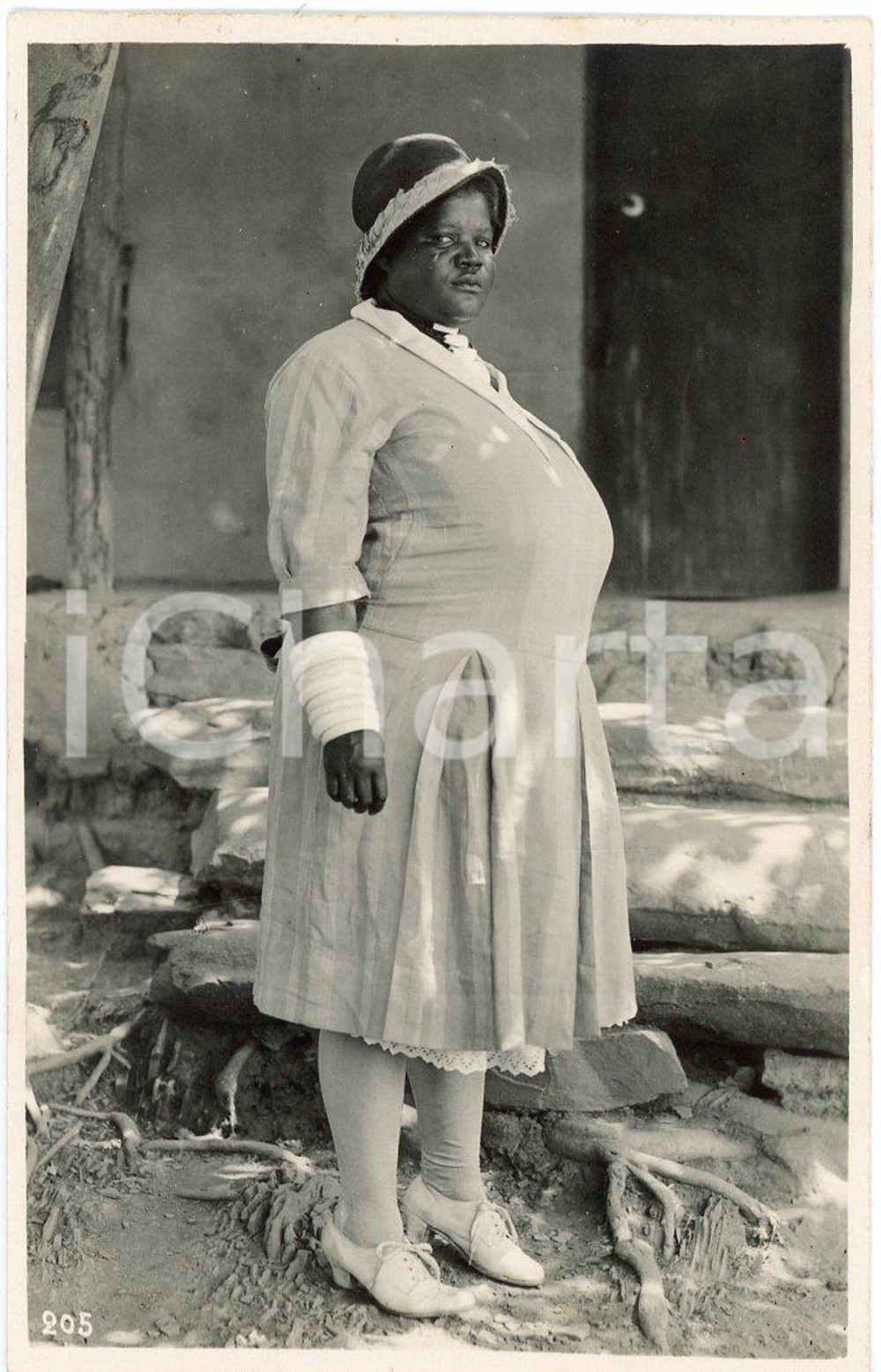 1930 ca CONGO BELGE Femme du Sultan MWENDA- Photo Léopold GABRIEL Fotografia originale d'epoca, in formato cartolina postale.N&deg; 205.FOTOGRAFO: L&eacute;opold Gabriel - Panda - Katanga  GOOD/buono  Formato: 9x14 cm originale e autentica 1