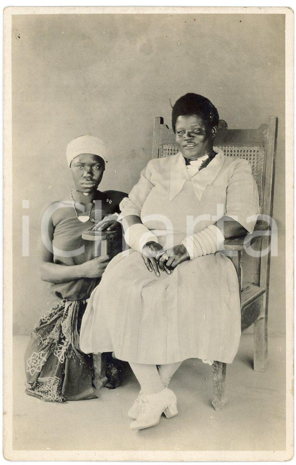 1930 ca CONGO BELGE Femme du Sultan MWENDA et servante *Photo Léopold GABRIEL Fotografia originale d'epoca, in formato cartolina postale.FOTOGRAFO: L&eacute;opold Gabriel - Panda - Katanga  GOOD/buono  Formato: 9x14 cm originale e autentica 1