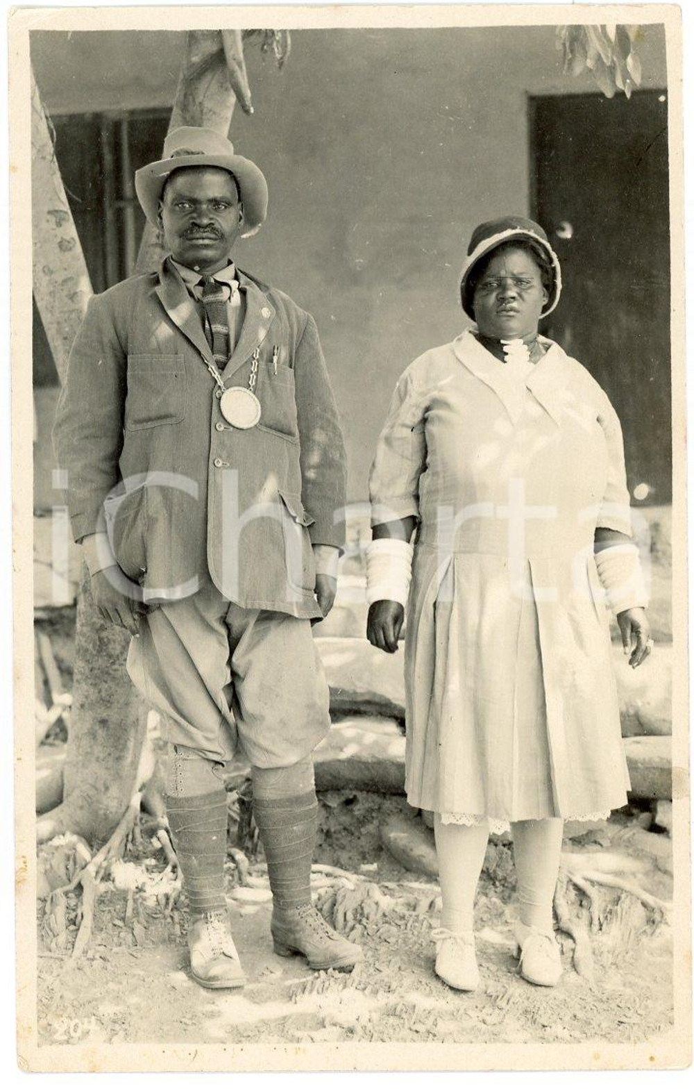 1930 ca CONGO BELGE Sultan MWENDA avec sa femme - Photo Léopold GABRIEL Fotografia originale d'epoca, in formato cartolina postale.N&deg; 204.FOTOGRAFO: L&eacute;opold Gabriel - Panda - Katanga  GOOD/buono  Formato: 9x14 cm originale e autentica 1