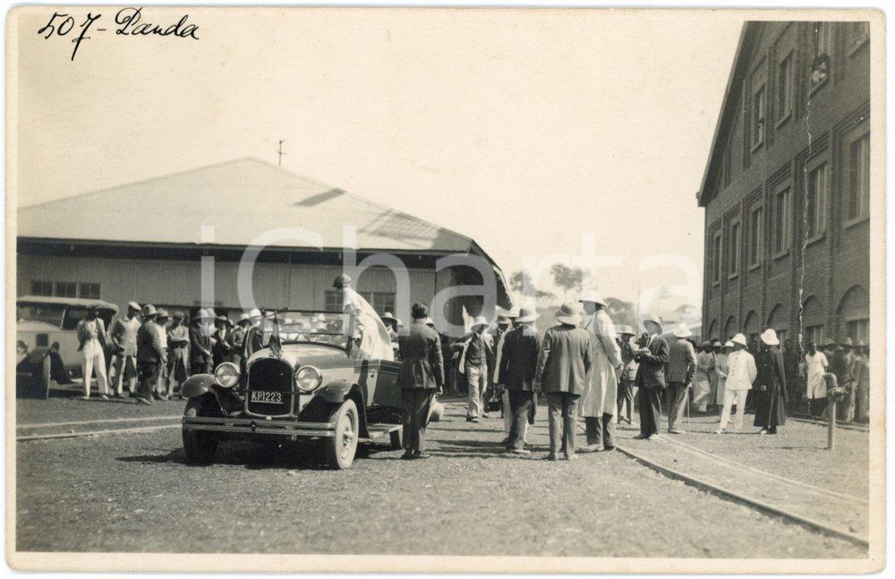 1928 CONGO BELGE PANDA Mines KATANGA Roi Albert Ier - Voiture *Photo GABRIEL 507 Fotografia originale d'epoca, scattata durante la visita dei sovrani Alberto I ed Elisabetta del Belgio in Congo.Timbro del fotografo al verso.FOTOGRAFO: L&eacute;opold Gabriel - Panda - Katanga POOR/danneggiato piegatura al lato destro Formato: 14x9 cm originale e autentica 1