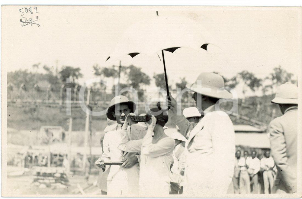 1928 CONGO BELGE Mines KATANGA Directeur tient parasol reine Elisabeth *Photo Fotografia originale d'epoca, scattata durante la visita dei sovrani Alberto I ed Elisabetta del Belgio in Congo.Didascalia manoscritta al verso.FOTOGRAFO: L&eacute;opold Gabriel - Panda - Katanga GOOD/buono  Formato: 14x9 cm originale e autentica 1