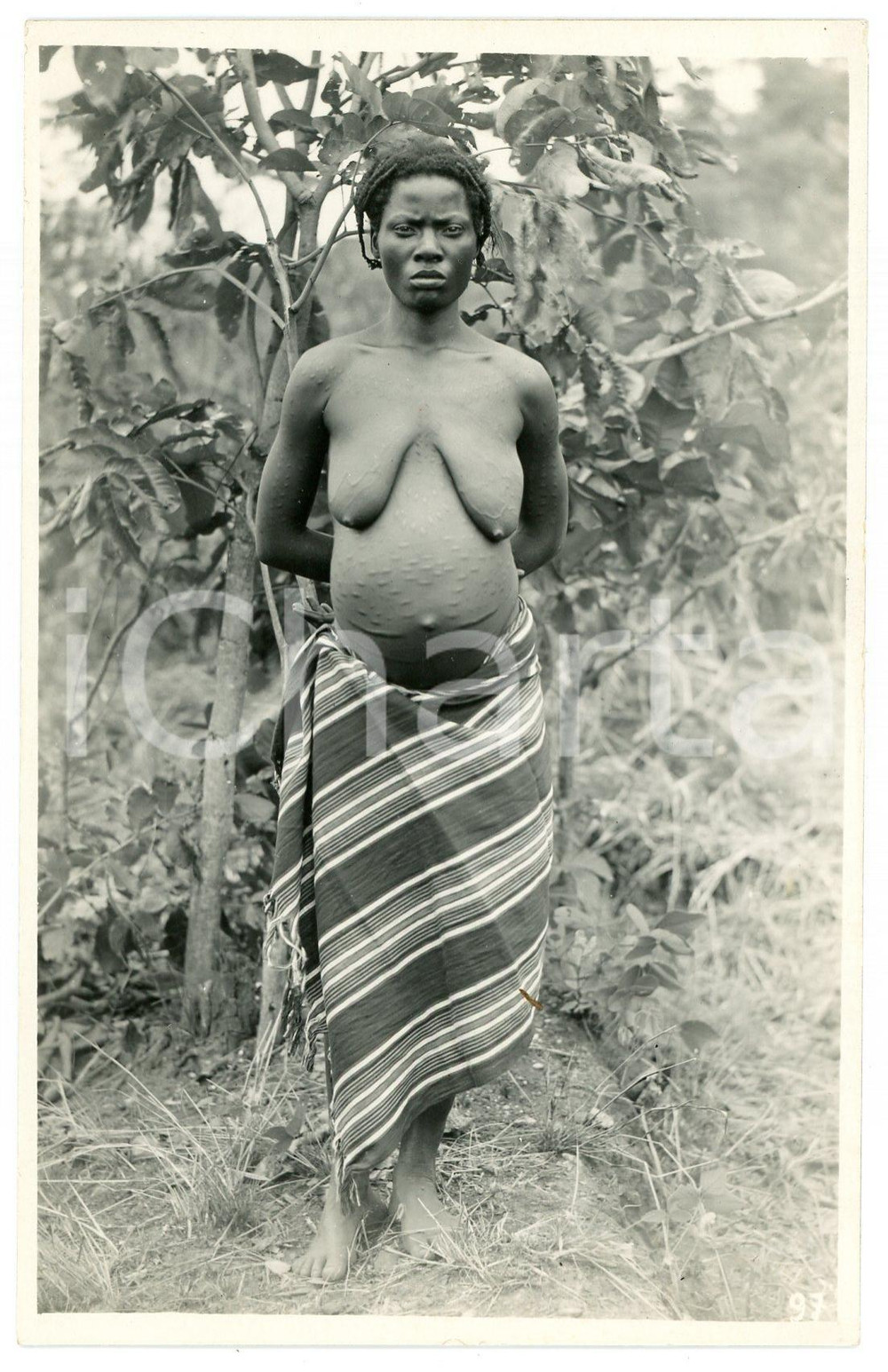 1930 ca CONGO BELGE Femme indigène enceinte - Scarification *Photo L. GABRIEL 97 Fotografia originale d'epoca, in formato cartolina postale.FOTOGRAFO: L. Gabriel GOOD/buono  Formato: 9x14 cm originale e autentica 1