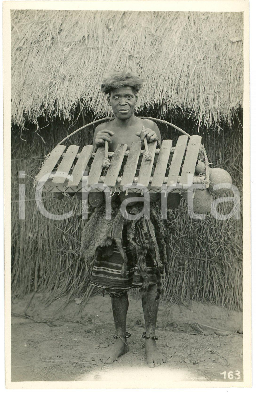 1930 ca CONGO BELGE - Musicien du Sultan MWENDA - Photo L. GABRIEL 163 Fotografia originale d'epoca, in formato cartolina postale.FOTOGRAFO: L. Gabriel GOOD/buono  Formato: 9x14 cm originale e autentica 1