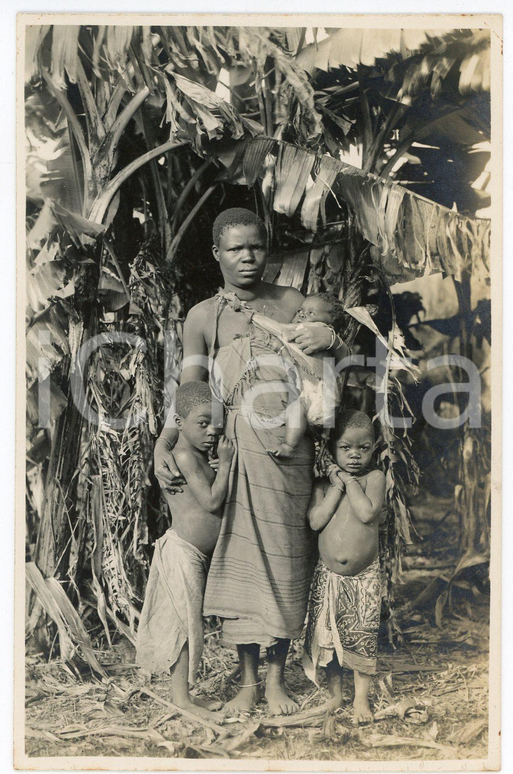 1930 ca CONGO BELGE - KASANGA - Femme avec ses enfants *Photo L. GABRIEL 111 Fotografia originale d'epoca, in formato cartolina postale.FOTOGRAFO: L. Gabriel GOOD/buono  Formato: 14x9 cm originale e autentica 1
