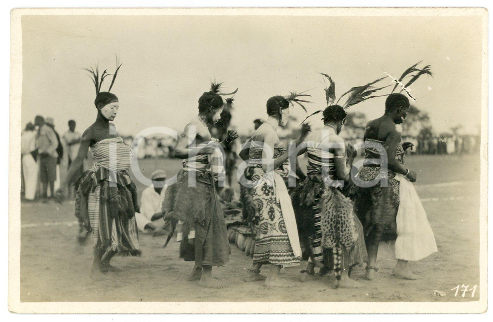 1930 ca CONGO BELGE - KATANGA - Danseurs - Photo Léopold GABRIEL 171 Fotografia originale d'epoca, in formato cartolina postale.FOTOGRAFO: L&eacute;opold Gabriel - Panda - Katanga  GOOD/buono  Formato: 14x9 cm originale e autentica 1