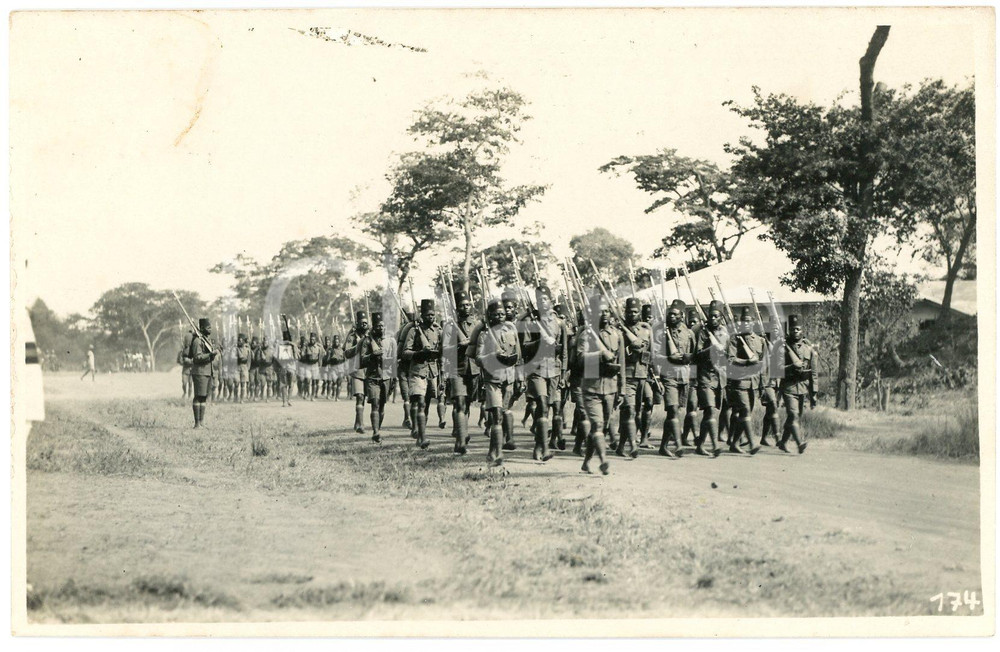 1930 ca CONGO BELGE - KATANGA - Troupes coloniales - Photo Léopold GABRIEL 174 Fotografia originale d'epoca, in formato cartolina postale.FOTOGRAFO: L&eacute;opold Gabriel - Panda - Katanga  GOOD/buono ma difetti di stampa Formato: 14x9 cm originale e autentica 1
