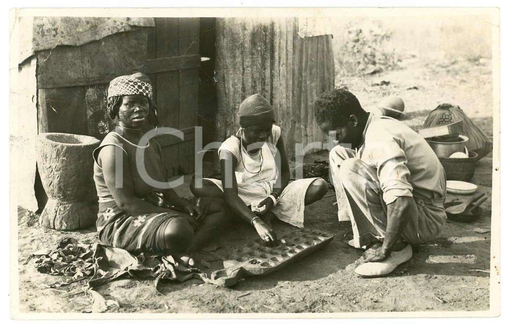 1930 ca CONGO BELGE - Scène au village - Photo Léopold GABRIEL n° 731 Fotografia originale d'epoca, in formato cartolina postale.Viaggiata.FOTOGRAFO: L&eacute;opold Gabriel - Panda - Katanga  POOR/danneggiato piegature angolari Formato: 9x14 cm originale e autentica 1