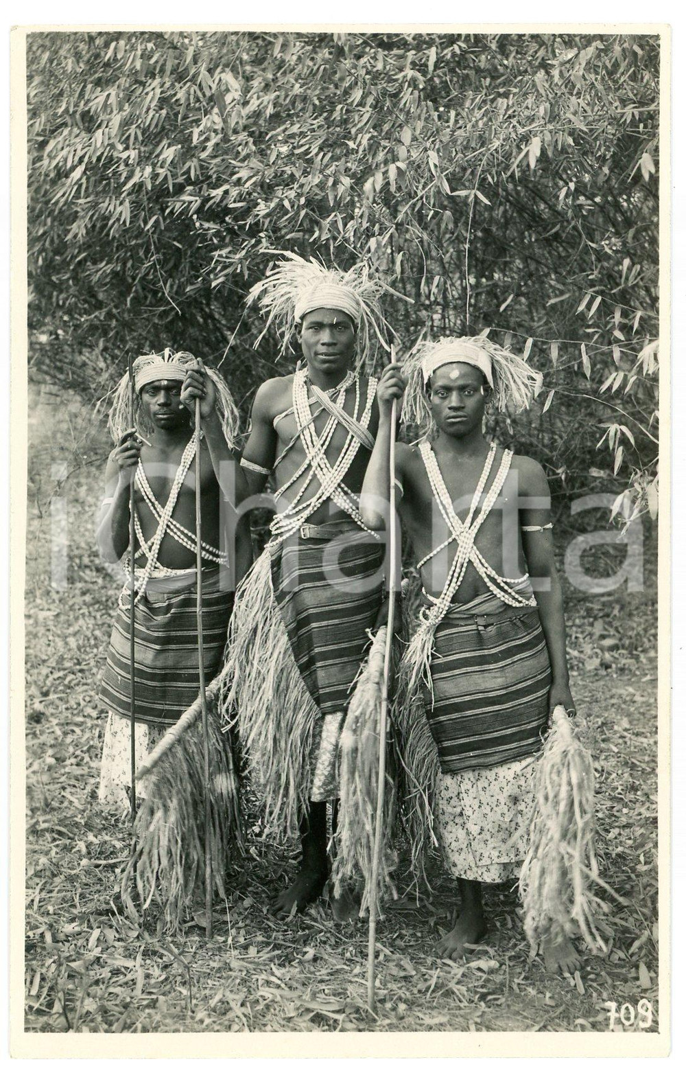 1930 CONGO Danseurs indigènes pour les Fêtes du Centenaire *Photo L. GABRIEL 709 Fotografia originale d'epoca, in formato cartolina postale.FOTOGRAFO: L&eacute;opold Gabriel - Elisabethville GOOD/buono  Formato: 9x14 cm originale e autentica 1