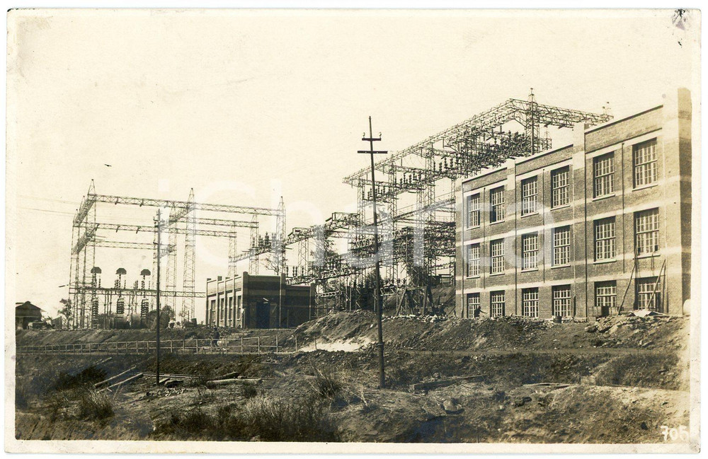 1930 ca CONGO BELGE - Mines du KATANGA - Edifices  *Photo L. GABRIEL n° 705 Fotografia originale d'epoca, in formato cartolina postale.FOTOGRAFO: L&eacute;opold Gabriel - Panda - Katanga  POOR/danneggiato residui cartacei e di colla al verso Formato: 14x9 cm originale e autentica 1