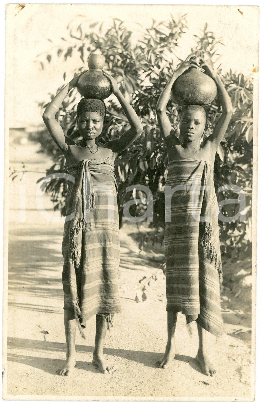1930 ca CONGO BELGE - Femmes porteuses - Photo Léopold GABRIEL 108 Fotografia originale d'epoca, con timbro del fotografo al verso.FOTOGRAFO: L&eacute;opold Gabriel - Panda - Katanga  GOOD/buono ma lievi macchie al lato superiore Formato: 9x14 cm originale e autentica 1