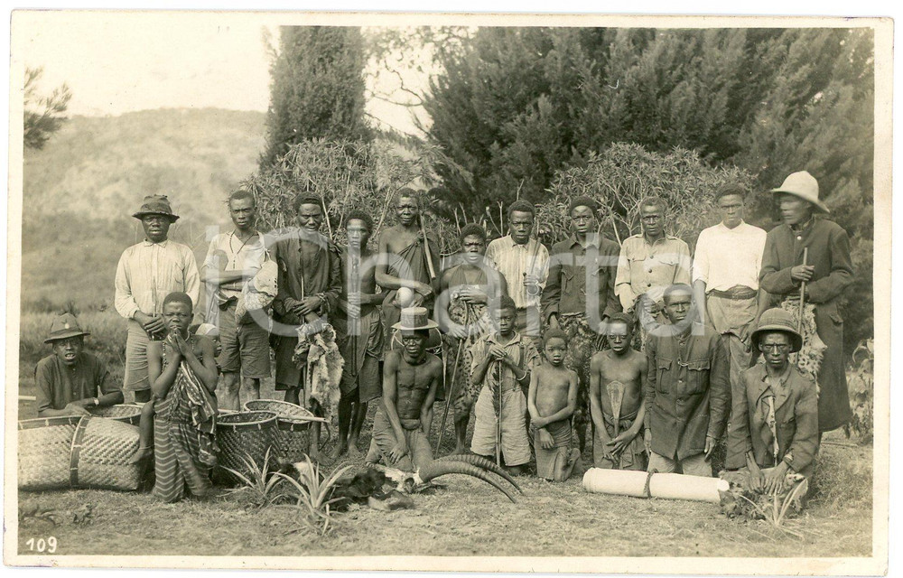 1930 ca CONGO BELGE - KATANGA - Hommes d'un village *Photo L. GABRIEL n° 109 Fotografia originale d'epoca, in formato cartolina postale.FOTOGRAFO: L&eacute;opold Gabriel - Panda - Katanga  GOOD/buono  Formato: 14x9 cm originale e autentica 1