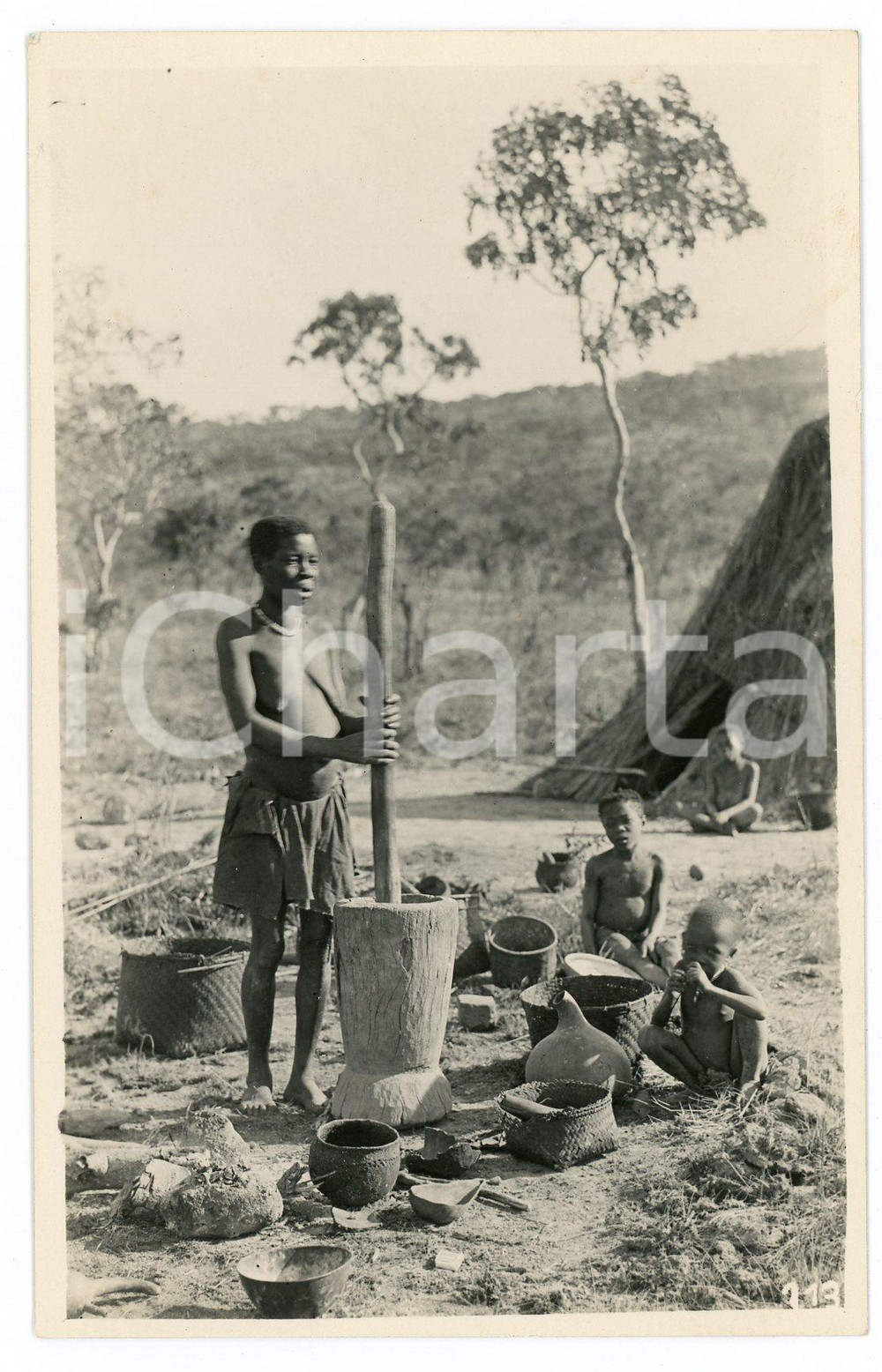 1930 ca CONGO BELGE - KATANGA - Femme avec son mortier *Photo L. GABRIEL n° 113 Fotografia originale d'epoca, in formato cartolina postale.FOTOGRAFO: L&eacute;opold Gabriel - Panda - Katanga  GOOD/buono  Formato: 9x14 cm originale e autentica 1