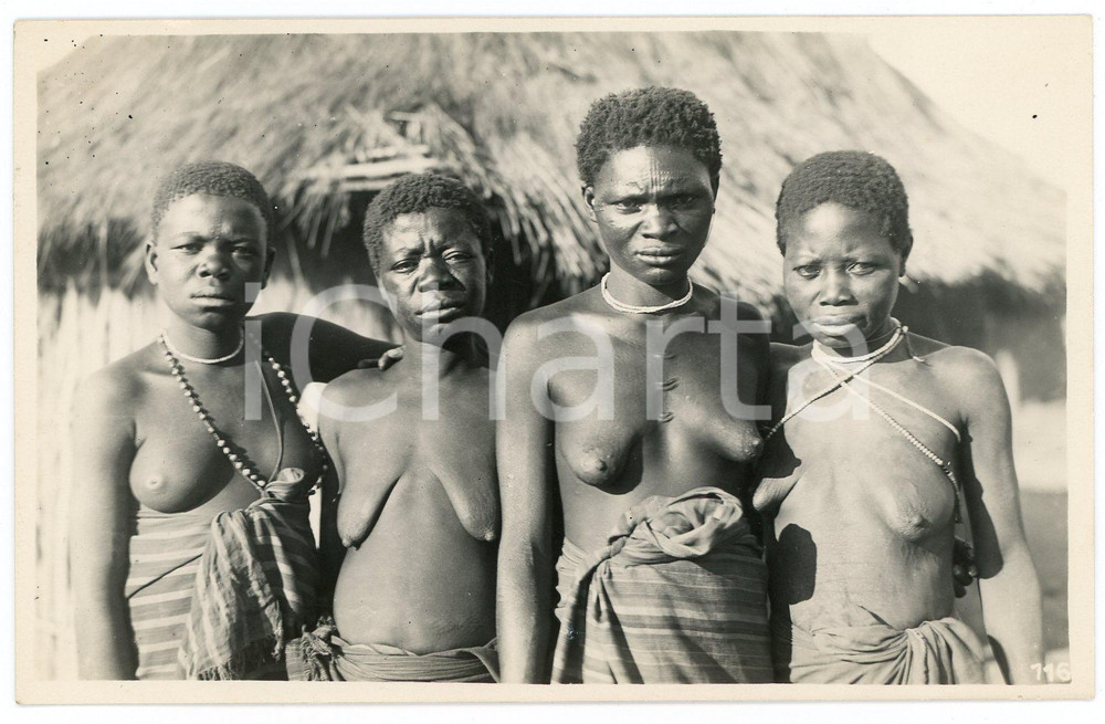 1930 ca CONGO BELGE Quatre femmes - ETHNIC NUDE - Photo L. GABRIEL 116 Fotografia originale d'epoca, in formato cartolina postale.FOTOGRAFO: L&eacute;opold Gabriel - Panda - Katanga  GOOD/buono  Formato: 14x9 cm originale e autentica 1