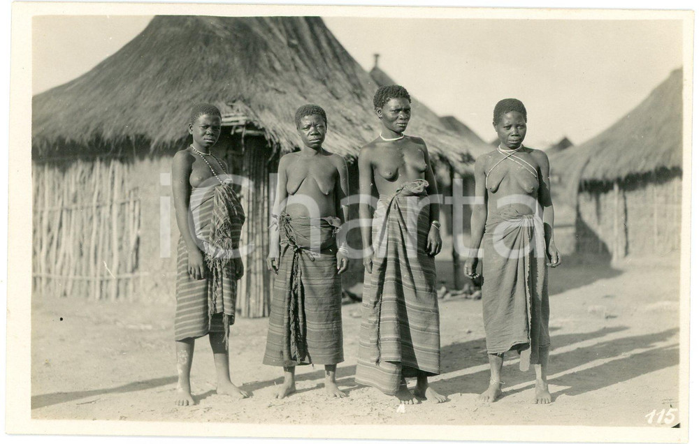 1930 ca CONGO BELGE - Quatre femmes - ETHNIC NUDE - Photo L. GABRIEL 115 Fotografia originale d'epoca, in formato cartolina postale.FOTOGRAFO: L&eacute;opold Gabriel - Panda - Katanga  GOOD/buono  Formato: 14x9 cm originale e autentica 1