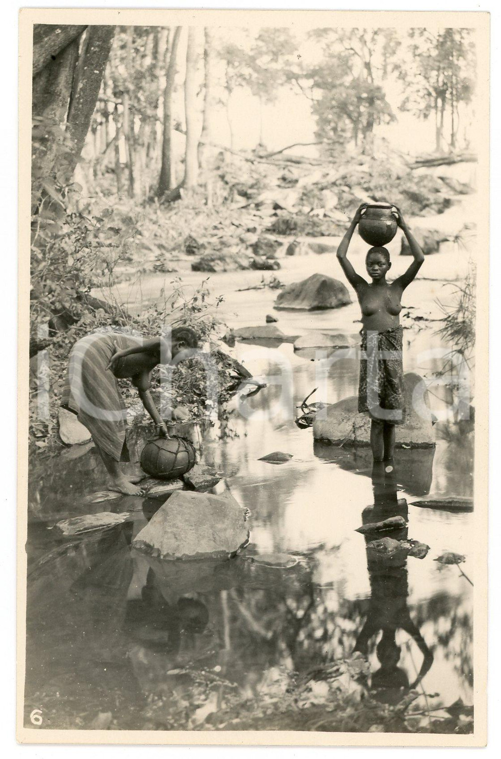 1930 ca CONGO BELGE - KATANGA - Filles porteuses d'eau *Photo L. GABRIEL n°  6 Fotografia originale d'epoca, in formato cartolina postale.FOTOGRAFO: L&eacute;opold Gabriel - Panda - Katanga  GOOD/buono  Formato: 9x14 cm originale e autentica 1