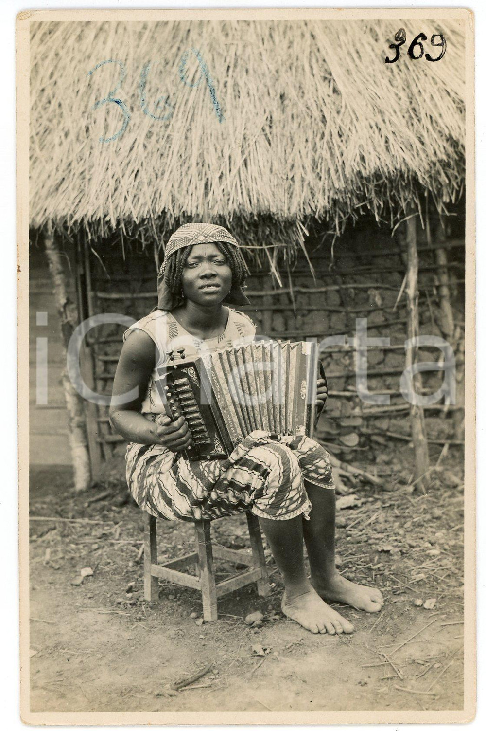 1930 ca CONGO BELGE - Femme accordéoniste - Photo Léopold GABRIEL n° 369 Fotografia originale d'epoca, in formato cartolina postale.FOTOGRAFO: L&eacute;opold Gabriel - Panda - Katanga  GOOD/buono  Formato: 9x14 cm originale e autentica 1