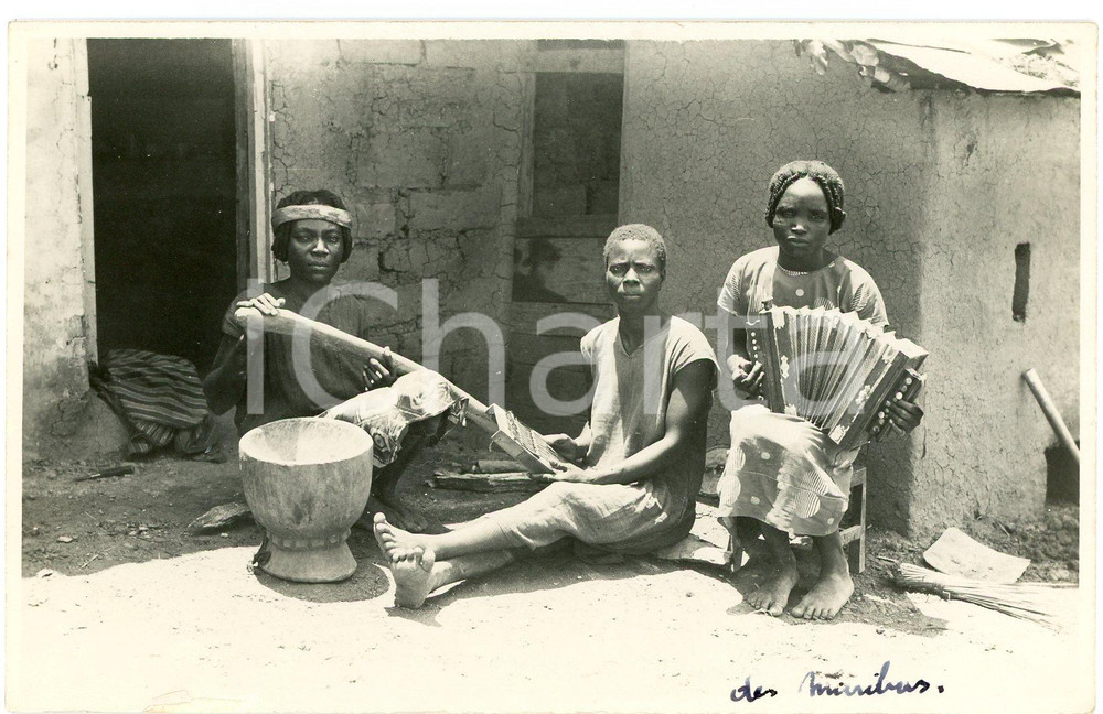 1930 ca CONGO BELGE - Femmes musiciennes - Photo Léopold GABRIEL 370 Fotografia originale d'epoca, in formato cartolina postale.FOTOGRAFO: L&eacute;opold Gabriel - Panda - Katanga  GOOD/buono  Formato: 14x9 cm originale e autentica 1