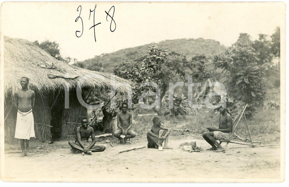 1930 ca CONGO BELGE - KATANGA - Jeunes hommes au village *Photo L. GABRIEL 378 Fotografia originale d'epoca, in formato cartolina postale.FOTOGRAFO: L&eacute;opold Gabriel - Panda - Katanga  GOOD/buono ma fioriture al verso Formato: 14x9 cm originale e autentica 1