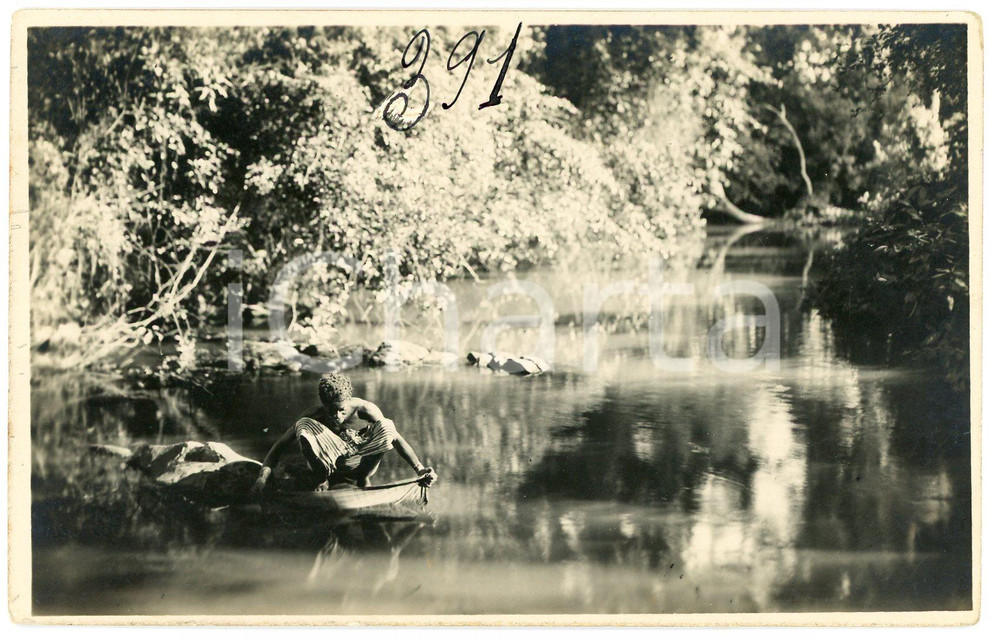 1930 ca CONGO BELGE - KATANGA - Femme fait le linge *Photo Léopold GABRIEL 391 Fotografia originale d'epoca, in formato cartolina postale.FOTOGRAFO: L&eacute;opold Gabriel - Panda - Katanga  GOOD/buono  Formato: 14x9 cm originale e autentica 1
