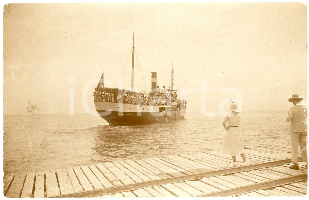 1925 ca CONGO BELGE Bateau DUC DE BRABANT part vers KIGONA - Photo 14x9 cm Fotografia originale d'epoca, in formato cartolina postale.Didascalia manoscritta al verso. FAIR/discreto piegature angolari e piccola sbrecciatura al lato destro Formato: 14x9 cm originale e autentica 1