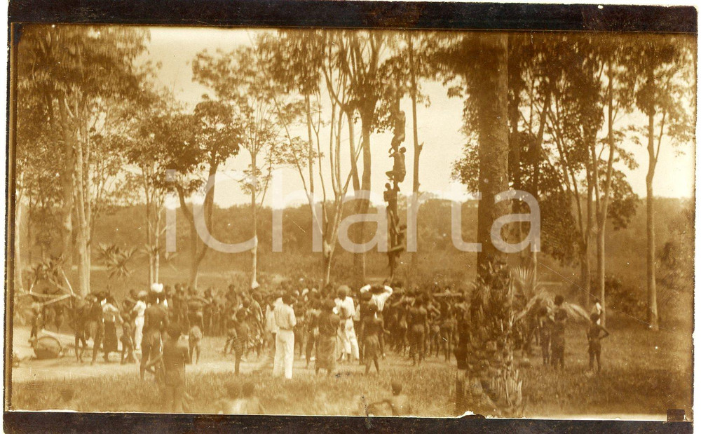 1930 ca CONGO BELGE - Indigènes grimpent à un arbre - Photo 14x9 cm Fotografia d'epoca, in formato cartolina postale. GOOD/buono  Formato: 14x9 cm originale e autentica 1