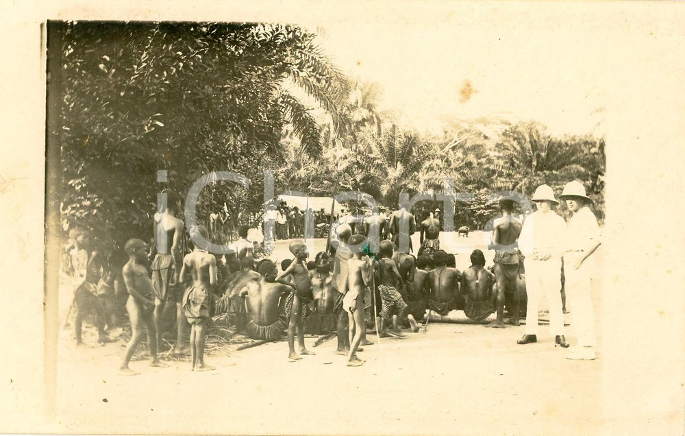 1930 ca CONGO BELGE - Village indigène avant les danses - Photo 14x9 cm Fotografia d'epoca, in formato cartolina postale. GOOD/buono  Formato: 14x9 cm originale e autentica 1