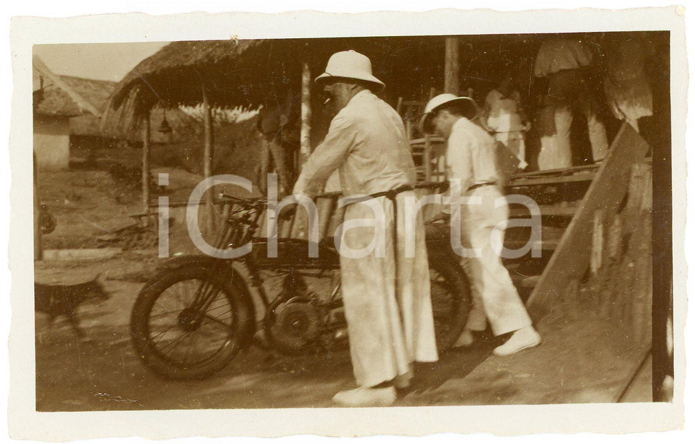 1930 ca CONGO BELGE - Européens avec leur moto - Photo 14x9 cm Fotografia originale d'epoca, in formato cartolina postale. GOOD/buono  Formato: 14x9 cm originale e autentica 1