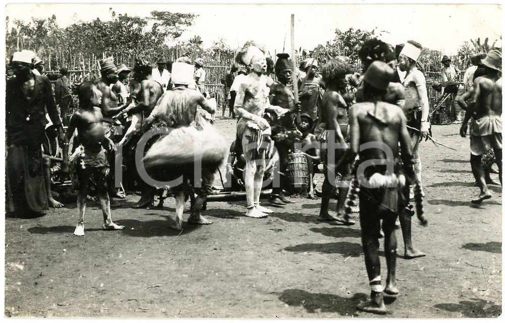 1930 ca CONGO BELGE - STANLEYVILLE - Danseurs - Photo 14x9 cm Fotografia originale d'epoca, in formato cartolina postale.Didascalia manoscritta al verso.  GOOD/buono  Formato: 14x9 cm originale e autentica 1
