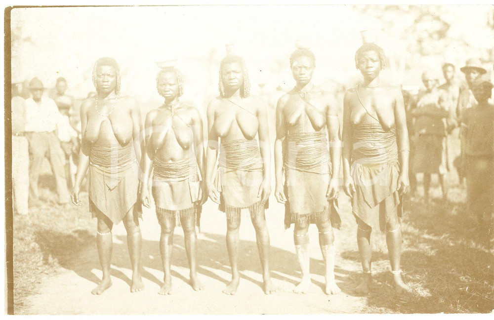 1930 ca CONGO BELGE Femmes d'un village - Photo ETHNIC NUDE 14x9 cm Fotografia originale d'epoca, in formato cartolina postale. GOOD/buono  Formato: 14x9 cm originale e autentica 1