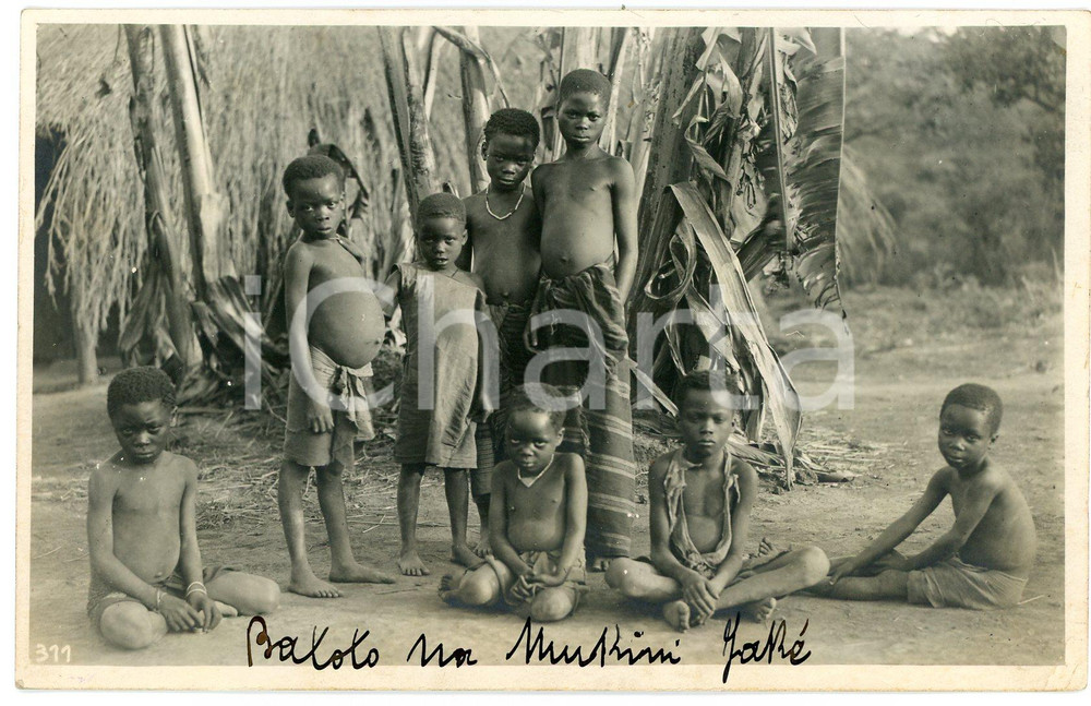 1930 ca CONGO BELGE - KATANGA - Enfants dans un village *Photo L. GABRIEL 311 Fotografia originale d'epoca, con timbro del fotografo e messaggio manoscritto al verso.FOTOGRAFO: L&eacute;opold Gabriel - Panda - Katanga  GOOD/buono  Formato: 14x9 cm originale e autentica 1