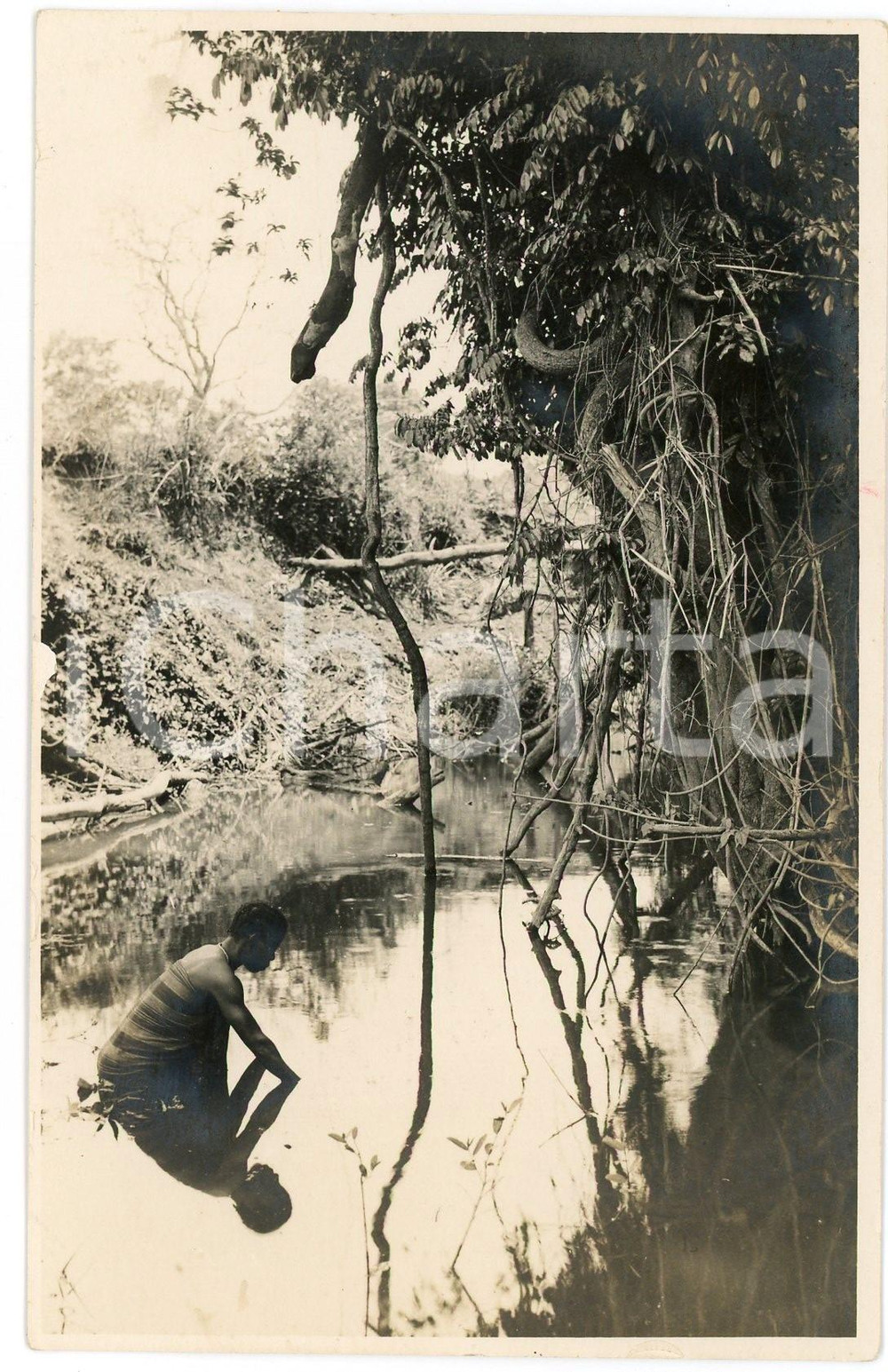 1930 ca CONGO BELGE - KATANGA - Femme dans une rivière *Photo L. GABRIEL n° 363 Fotografia originale d'epoca, con timbro del fotografo al verso.FOTOGRAFO: L&eacute;opold Gabriel - Panda - Katanga  GOOD/buono  Formato: 9x14 cm originale e autentica 1