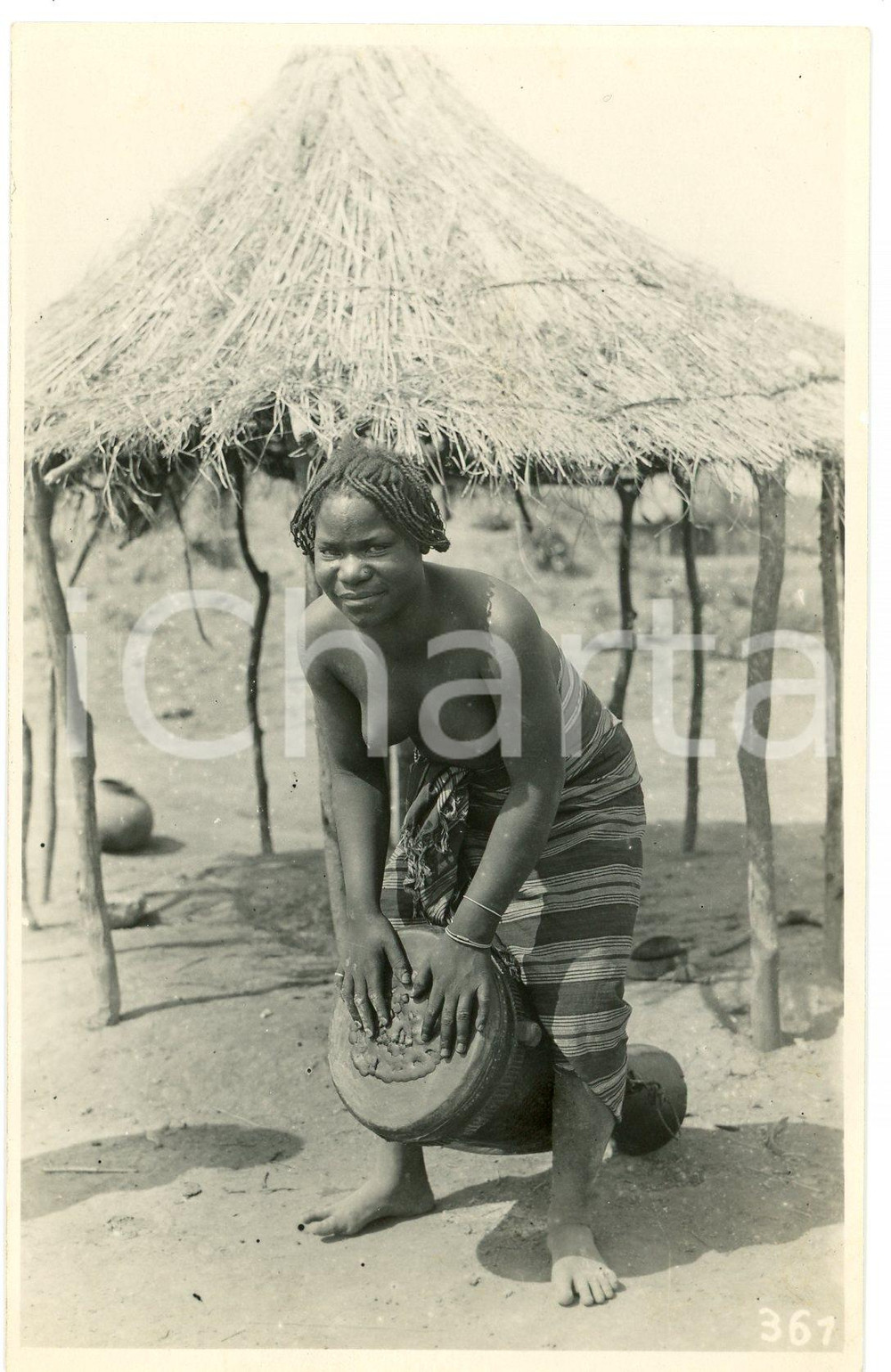 1930 ca CONGO BELGE - KATANGA - Femme avec un tambour *Photo L. GABRIEL 361 Fotografia originale d'epoca, in formato cartolina postale.FOTOGRAFO: L&eacute;opold Gabriel - Panda - Katanga  GOOD/buono  Formato: 9x14 cm originale e autentica 1