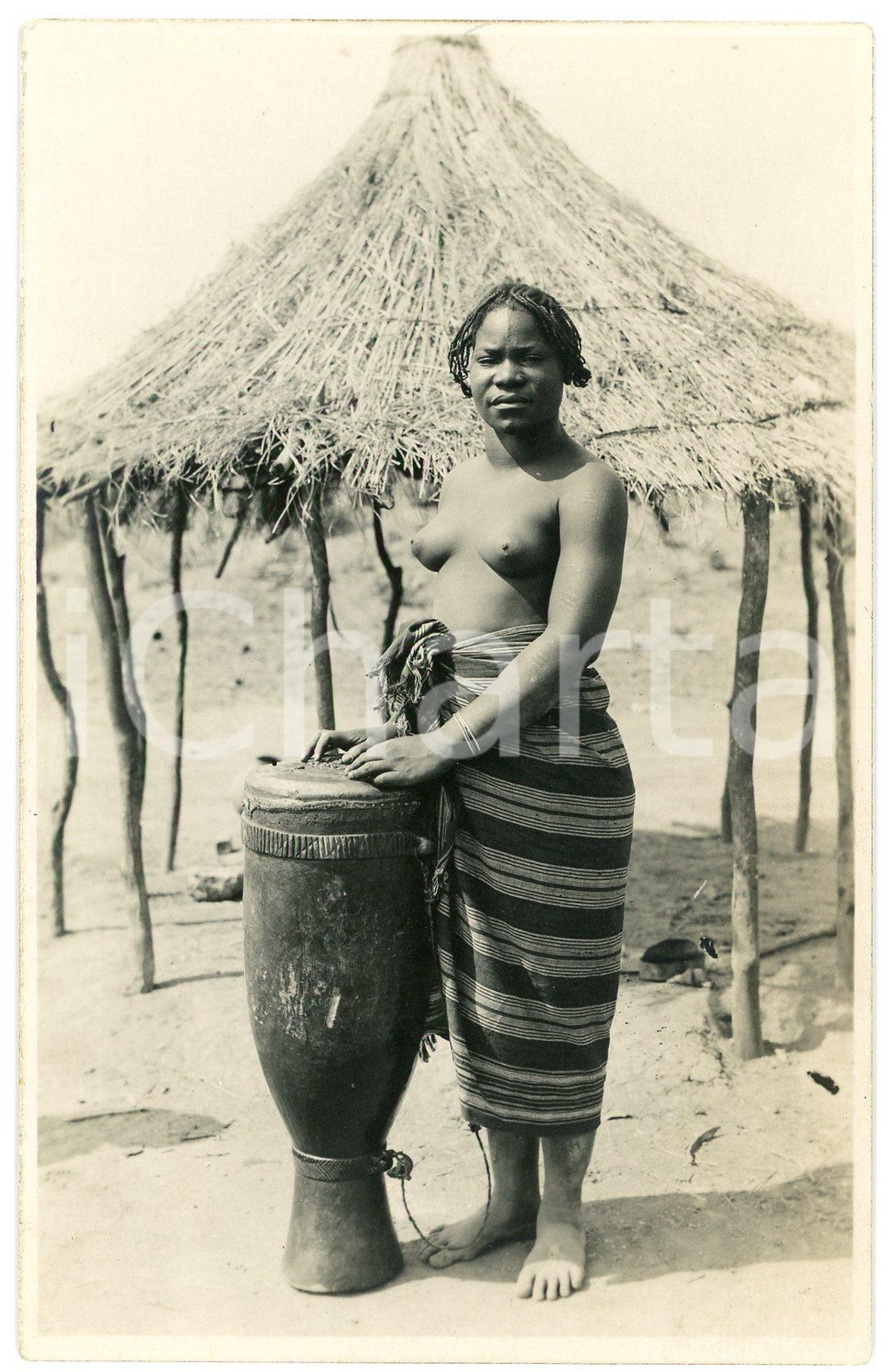1930 ca CONGO BELGE - KATANGA - Femme avec un tambour *Photo L. GABRIEL 360 Fotografia originale d'epoca, in formato cartolina postale.FOTOGRAFO: L&eacute;opold Gabriel - Panda - Katanga  GOOD/buono  Formato: 9x14 cm originale e autentica 1