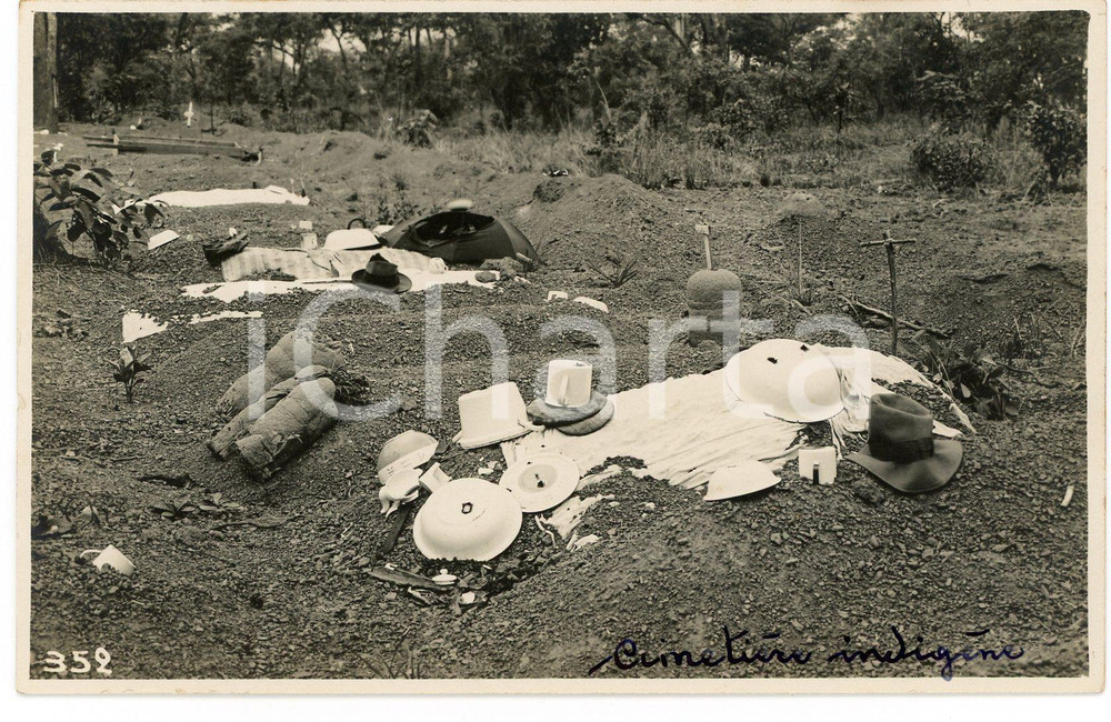 1930 ca CONGO BELGE - KATANGA - Cimetière indigène *Photo L. GABRIEL 352 Fotografia originale d'epoca, in formato cartolina postale.FOTOGRAFO: L&eacute;opold Gabriel - Panda - Katanga  GOOD/buono  Formato: 14x9 cm originale e autentica 1