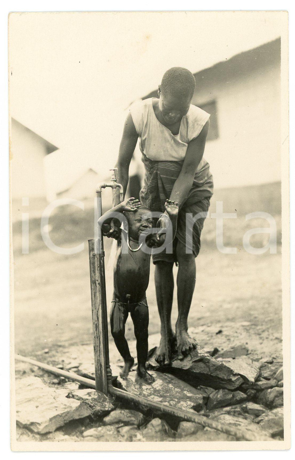 1930 ca CONGO BELGE - KATANGA - Femme lave son enfant *Photo L. GABRIEL 351 Fotografia originale d'epoca, in formato cartolina postale.FOTOGRAFO: L&eacute;opold Gabriel - Panda - Katanga  GOOD/buono  Formato: 9x14 cm originale e autentica 1