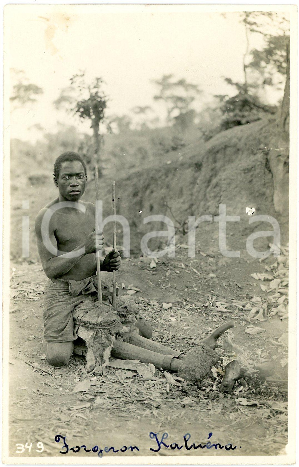 1930 ca CONGO BELGE - KATANGA - Forgeron KALUENA *Photo L. GABRIEL n. 349 Fotografia originale d'epoca, in formato cartolina postale.FOTOGRAFO: L&eacute;opold Gabriel - Panda - Katanga  GOOD/buono ma lievi macchie Formato: 9x14 cm originale e autentica 1