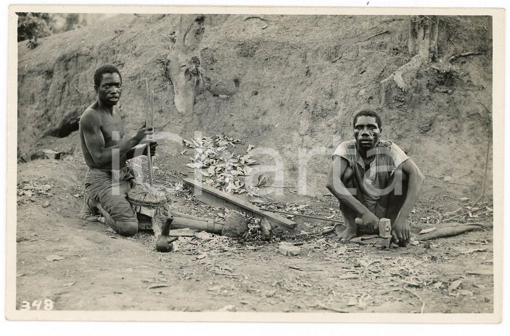 1930 ca CONGO BELGE - KATANGA - Forgerons KALUENA *Photo L. GABRIEL 348 Fotografia originale d'epoca, in formato cartolina postale.FOTOGRAFO: L&eacute;opold Gabriel - Panda - Katanga  GOOD/buono  Formato: 14x9 cm originale e autentica 1