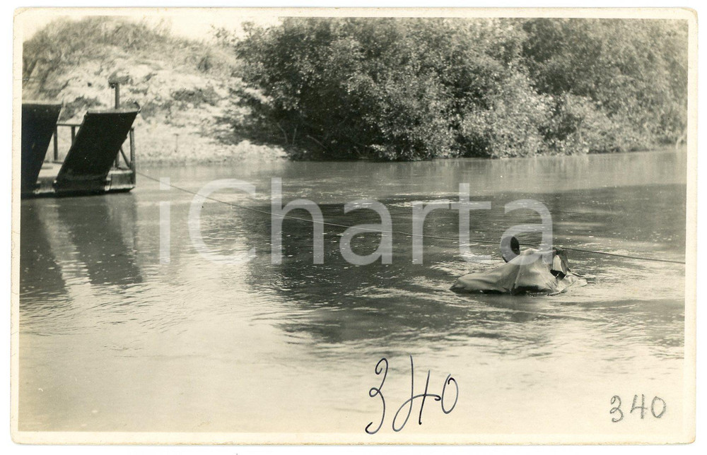 1930 ca CONGO BELGE KATANGA - Indigène traverse la rivière *Photo L. GABRIEL 340 Fotografia originale d'epoca, con timbro del fotografo al verso.FOTOGRAFO: L&eacute;opold Gabriel - Panda - Katanga  GOOD/buono  Formato: 14x9 cm originale e autentica 1