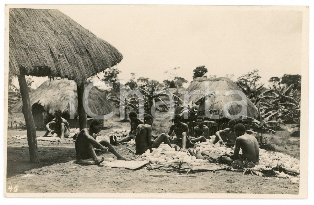 1930 ca CONGO BELGE KATANGA Décorticage mais - Photo L. GABRIEL n°45 1 Fotografia originale d'epoca, in formato cartolina postale.FOTOGRAFO: L&eacute;opold Gabriel - Panda - Katanga  GOOD/buono  Formato: 14x9 cm originale e autentica 1