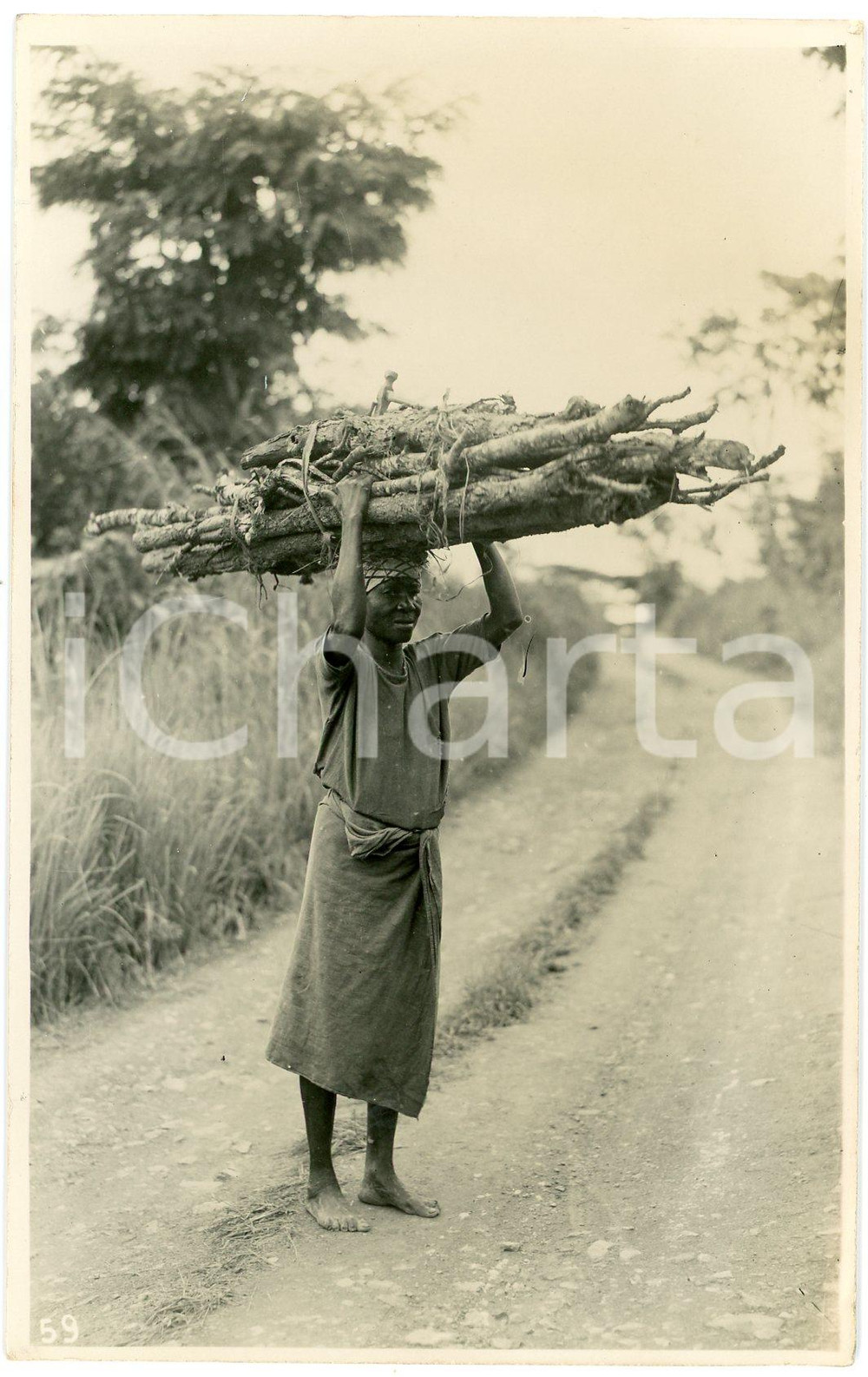 1930 ca CONGO BELGE - Femme transporte des branches - Photo L. GABRIEL n°59 Fotografia originale d'epoca, in formato cartolina postale.FOTOGRAFO: L&eacute;opold Gabriel - Panda - Katanga  GOOD/buono  Formato: 9x14 cm originale e autentica 1
