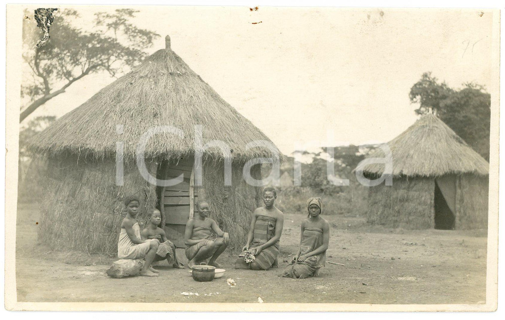 1930 ca CONGO BELGE - KATANGA - Filles au village - Photo Léopold GABRIEL 75 Fotografia originale d'epoca, in formato cartolina postale.FOTOGRAFO: L&eacute;opold Gabriel - Panda - Katanga  FAIR/discreto piccoli fori al lato superiore; difetti di stampa Formato: 14x9 cm originale e autentica 1