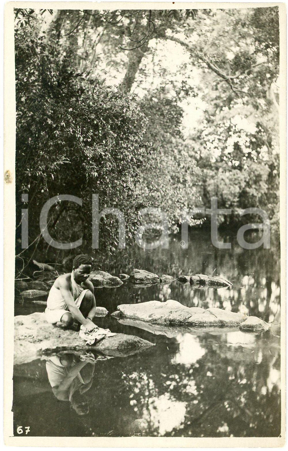 1930 ca CONGO BELGE Rivière PANDA - Fille lave le linge ^Photo L. GABRIEL 67 Fotografia originale d'epoca, con timbro del fotografo al verso.Messaggio manoscritto.FOTOGRAFO: L&eacute;opold Gabriel - Panda - Katanga  FAIR/discreto minima macchia al lato sinistro Formato: 9x14 cm originale e autentica 1
