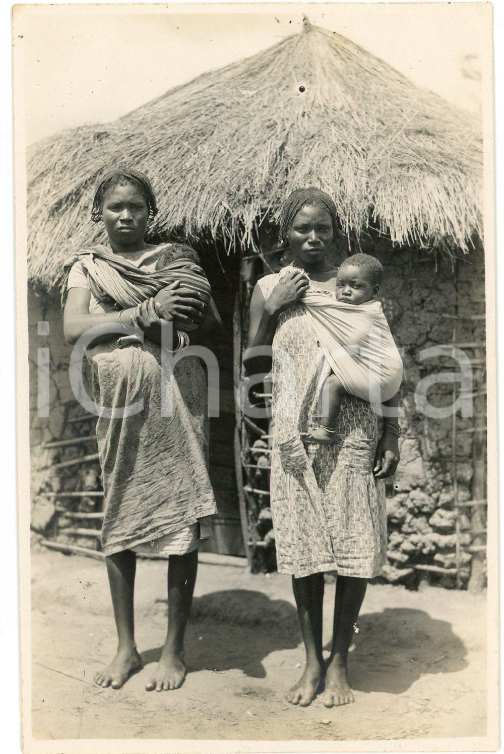 1930 ca CONGO BELGE - Femmes avec leurs enfants - Photo Léopold GABRIEL n. 70 Fotografia originale d'epoca, in formato cartolina postale.FOTOGRAFO: L&eacute;opold Gabriel - Elisabethville  FAIR/discreto lieve piegatura al lato superiore Formato: 9x14 cm originale e autentica 1