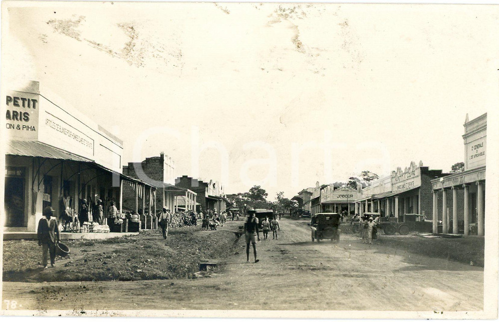 1930 LIKASI (CONGO BELGE) Rue principale - Photo Léopold GABRIEL n° 78 ANIMEE Fotografia originale d'epoca, in formato cartolina postale.FOTOGRAFO: L&eacute;opold Gabriel, Elisabethville POOR/danneggiato macchie al recto Formato: 14x9 cm originale e autentica 1