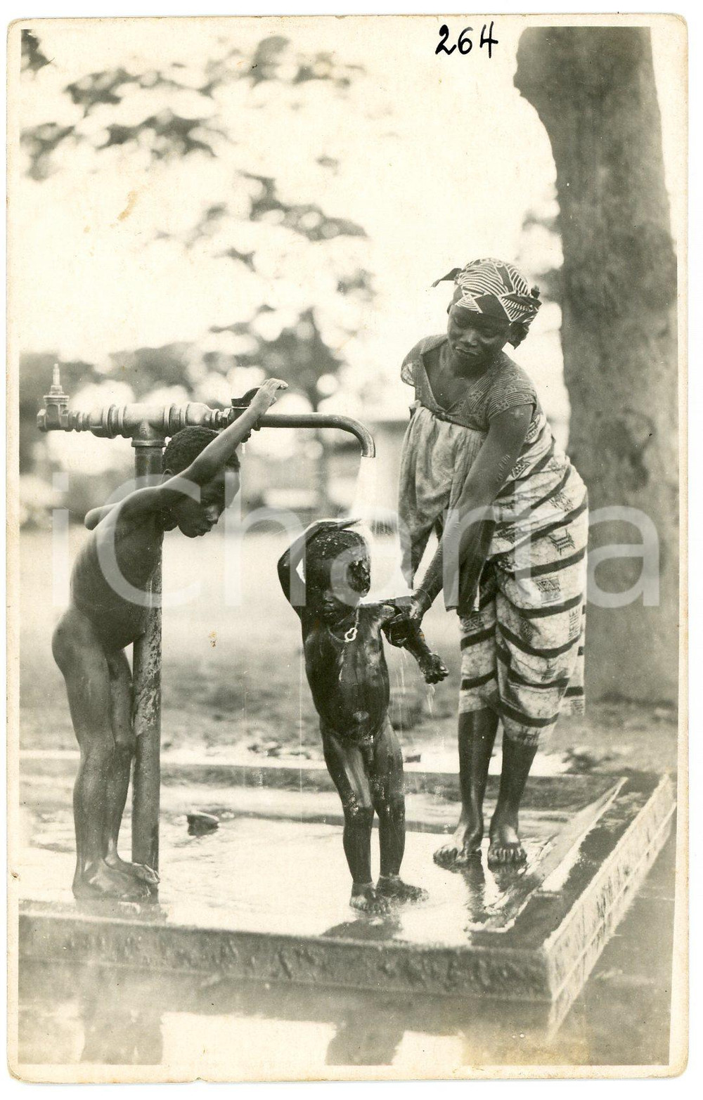 1930 ca CONGO BELGE Mère lave son enfant dans la fontaine *Photo L. GABRIEL 264 Fotografia originale d'epoca, in formato cartolina postale.FOTOGRAFO: L&eacute;opold Gabriel - Panda - Katanga  GOOD/buono minime macchie al lato superiore Formato: 9x14 cm originale e autentica 1