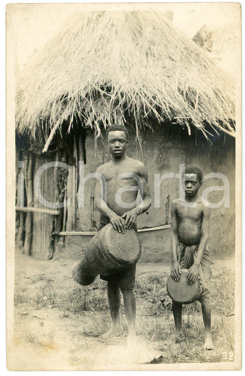 1930 ca CONGO BELGE Joueurs de tambour - Photo Léopold GABRIEL n° 32 Fotografia originale d'epoca, in formato cartolina postale.FOTOGRAFO: L&eacute;opold Gabriel - Elisabethville  GOOD/buono  Formato: 9x14 cm originale e autentica 1